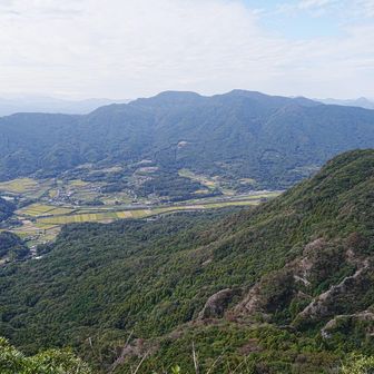 対面に雲ヶ岳と御許山