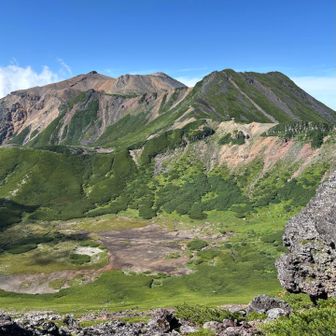 継子岳から四の池と剣ヶ峰、摩利支天。
四の池から小川が流れてました。