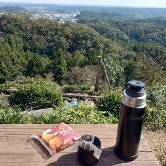 ドーム方向を眺めながら、コーヒーとBASEこしあんで軽くランチ。最近、山では完全食にするようにしてます。