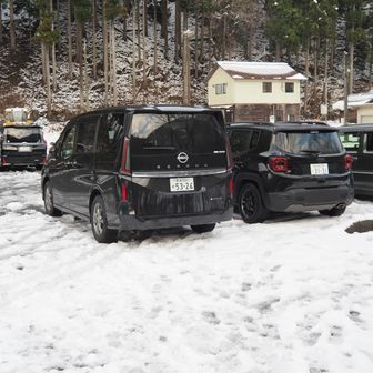 朝8時、葛川市民センター駐車場、8割駐車済み、道中も雪は少なめでした