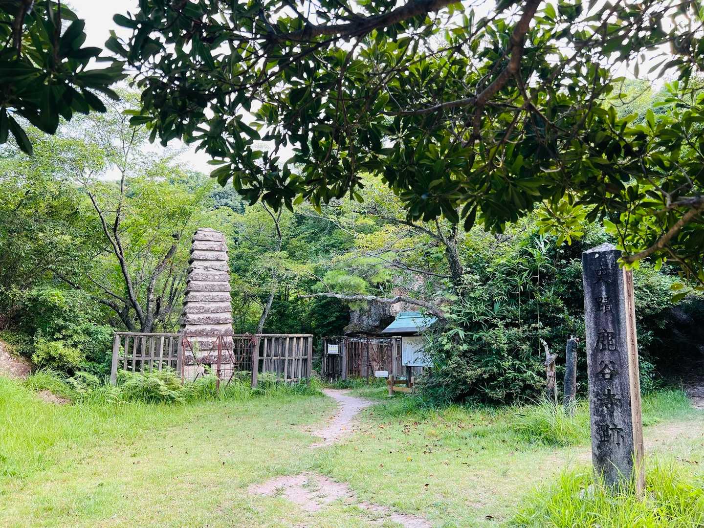 『奈良時代に奈良時代に造営された我が国唯一の大陸風の石窟寺院。
中世以降は葛城二十八宿の1つとして修験道の行場として利用されていた。

奈良時代にまでさかのぼる本格的な石窟寺院は、我が国では二上山山麓以外には知られいない。
寺跡の中心部には、十三重の石塔と岩窟に彫りこまれた線刻の三尊仏坐像が遺されており、かつてこの周辺から日本最古の貨幣といわれる、和同開珎が出土している。』