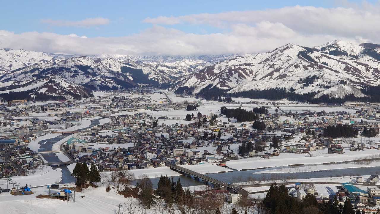 右に昨年よく通った鳴倉山
