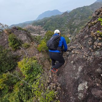 ２人で必死に壁に這いつくばって
慎重に一歩ずつ、三点支持。手には汗💦
下りで足元ほとんど見えず落ちたらアウト。
たか「これ以上…ムリっぽい😣」
るい「オレが先に行く！任せて💪」
足場がない場所で、アクロバットして前後入れ替わり😂落ちたら２人とも…ヤバかったね🤭
