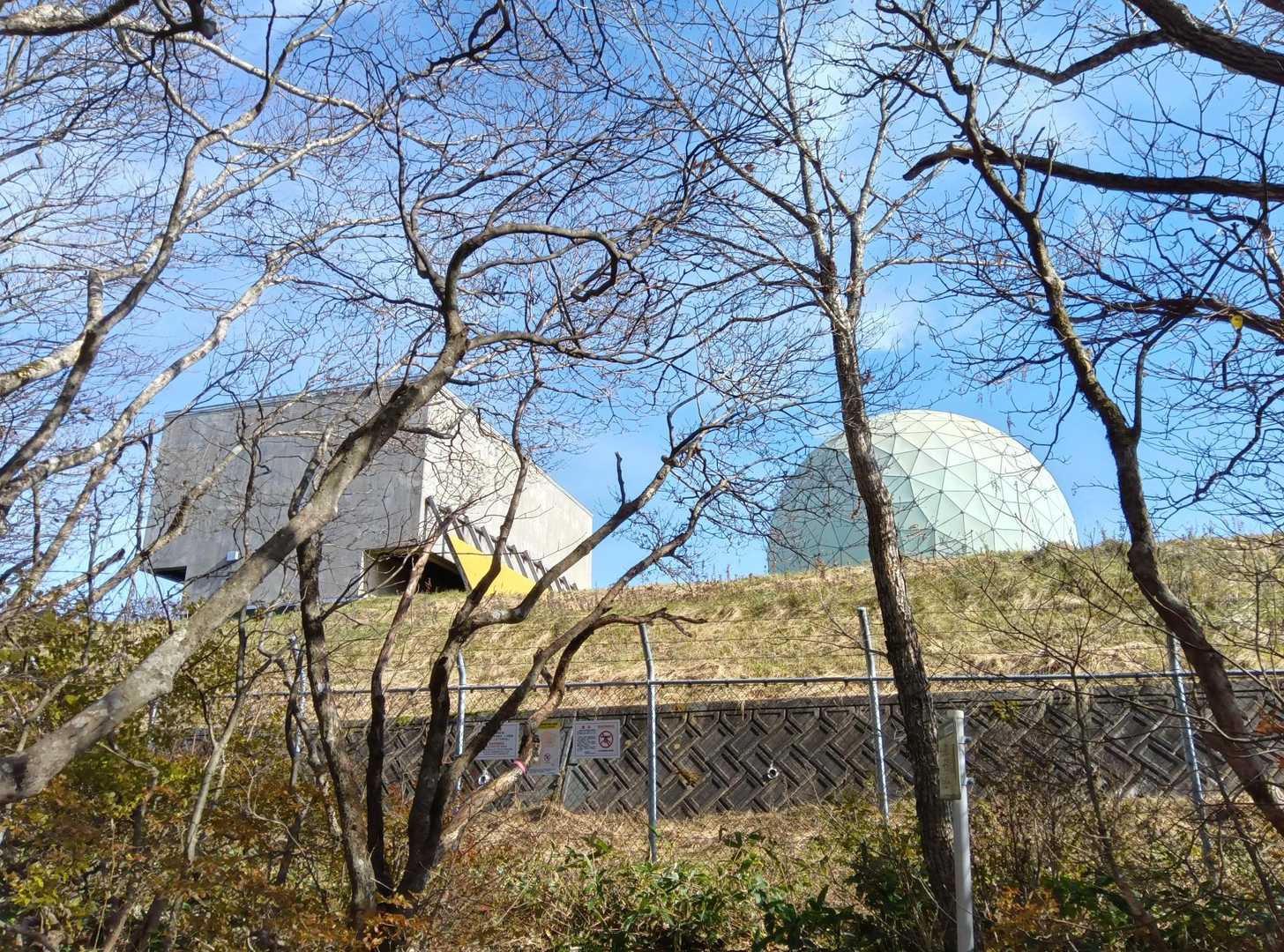 大滝根山の基地が見えてきました。