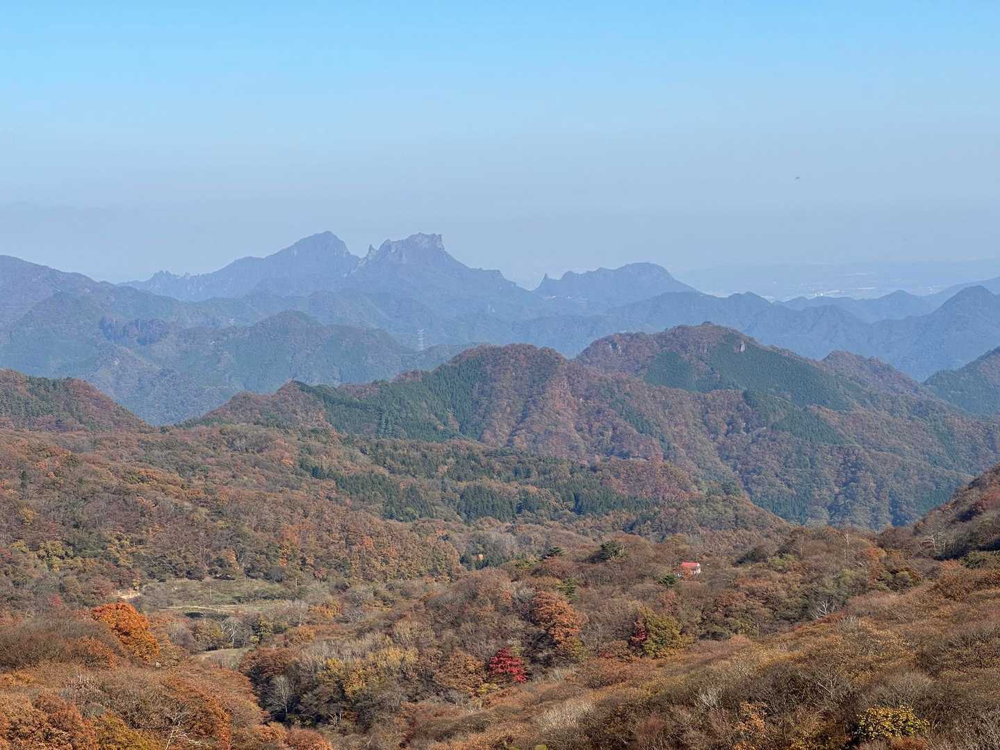 西上州らしい山容⛰️ あちこち色づいていますねー🍁