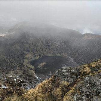 火口
お鉢を歩いてる人がいました