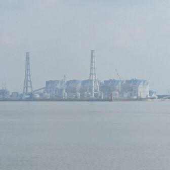 目の前に対岸の碧南火力発電所が見えますね