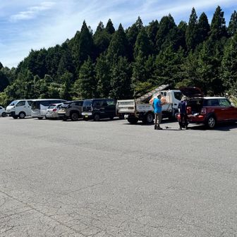 駐車場(十里木登山口)に戻ってきました。
ここで先導してくれた方とお別れ。
十里木の停留所まで戻り、
バスを待って帰路に。