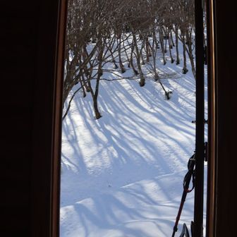 小屋入口からの雪景色を眺めながら昼食＆コーヒータイム