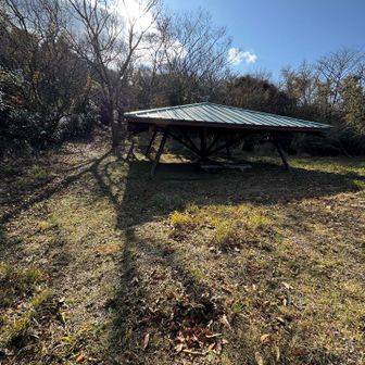 福智山への縦走路。尺岳平。東屋があります。
尺岳から福智山まで5Km強の長丁場で
九州自然歩道にもなっています。