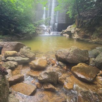 臼杵山登山口駐車場の横に有る堰堤まで来ました、ここから右に桃岩の有る沢に向かって進みます。