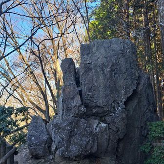 急に表れた大きな岩😲