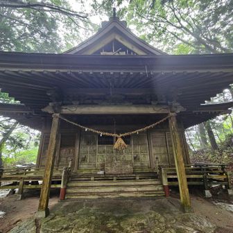 登ると黒前神社本殿。