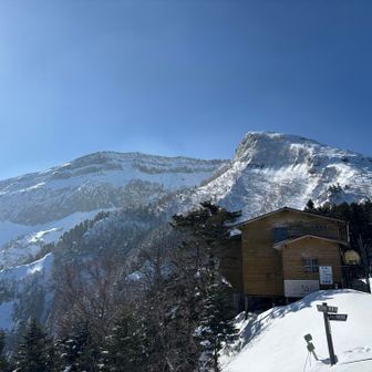 夏沢峠。硫黄岳がかっこいい✨

『硫黄岳行く？』と少し悩む。
『行ったら時間的に温泉はなしだね〜』どうしよう。
私😁『温泉行こ♨️』

※硫黄岳は昨年12月に一応2人で行きましたので😄