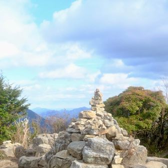 戻ってきました。
ココが雰囲気明るいので、休憩します。

電波あるので最近お気に入りの
安住紳一郎の日曜天国を聴きながらのコーヒー