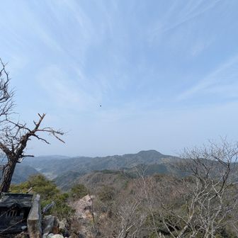 山頂からの景色、黄砂に邪魔されている。残念