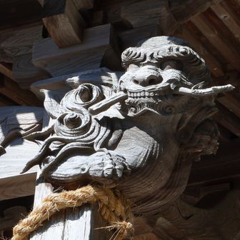 右の獅子には牙(?)。