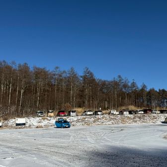 立石コース下山後は国道を歩いて駐車場に戻った
🅿️祝日だから賑わってる

気温はまだ氷点下…雪がとける前に下山したからドロドロ道じゃなくてよかった！