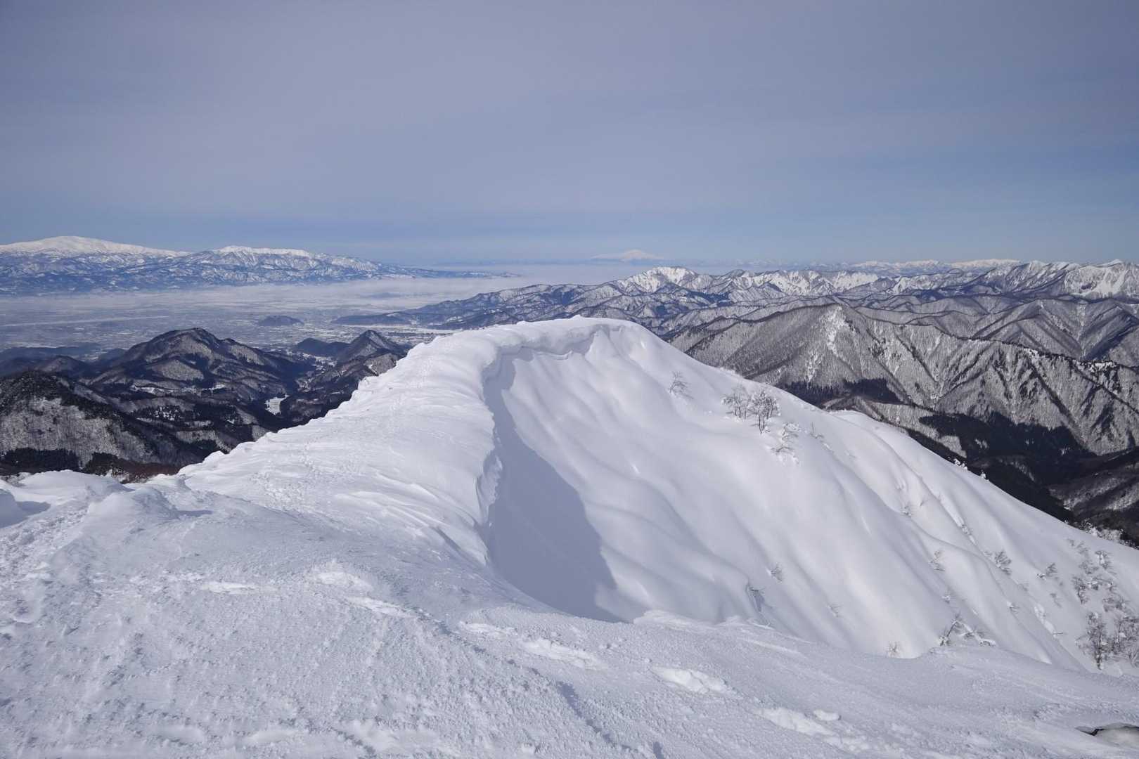 奥に鳥海山