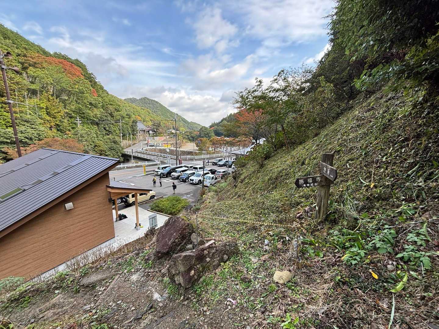 下山してきました。この時間帯にはバスで来られた登山者も増えてきて、駐車場付近は賑わっていました。
安全で気持ちの良い登山道。
人気なのも納得です。
ではこれから自宅に戻って、今度は家族で出掛けてきます。お疲れ様でした。