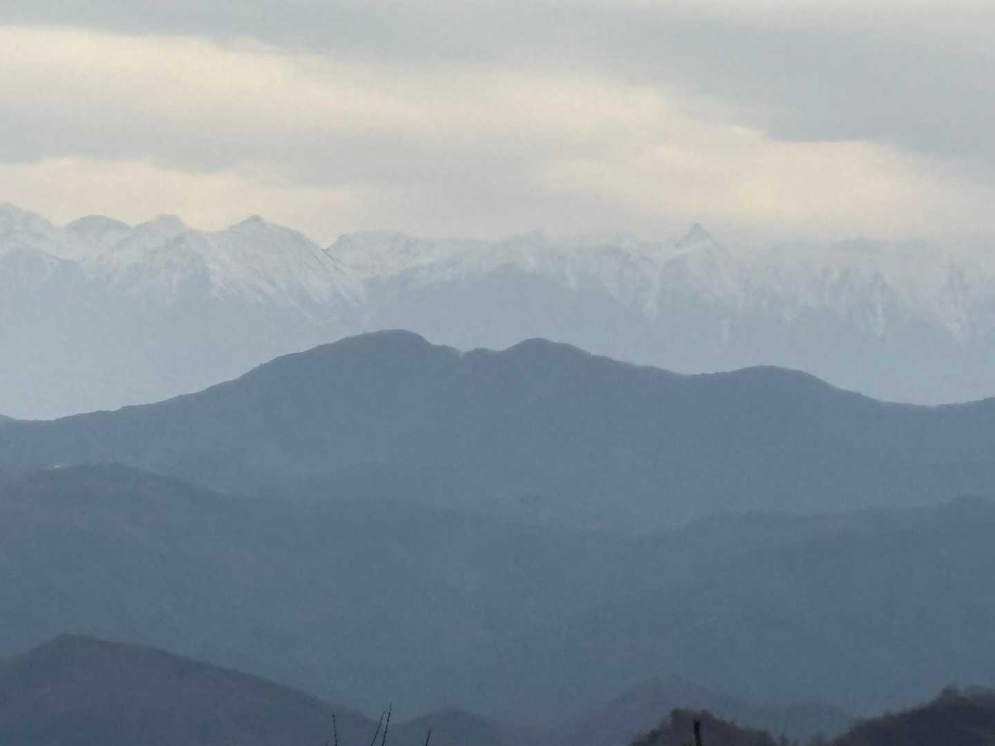 山々がはっきり見えませんが槍穂高連峰、槍の穂先見えています。