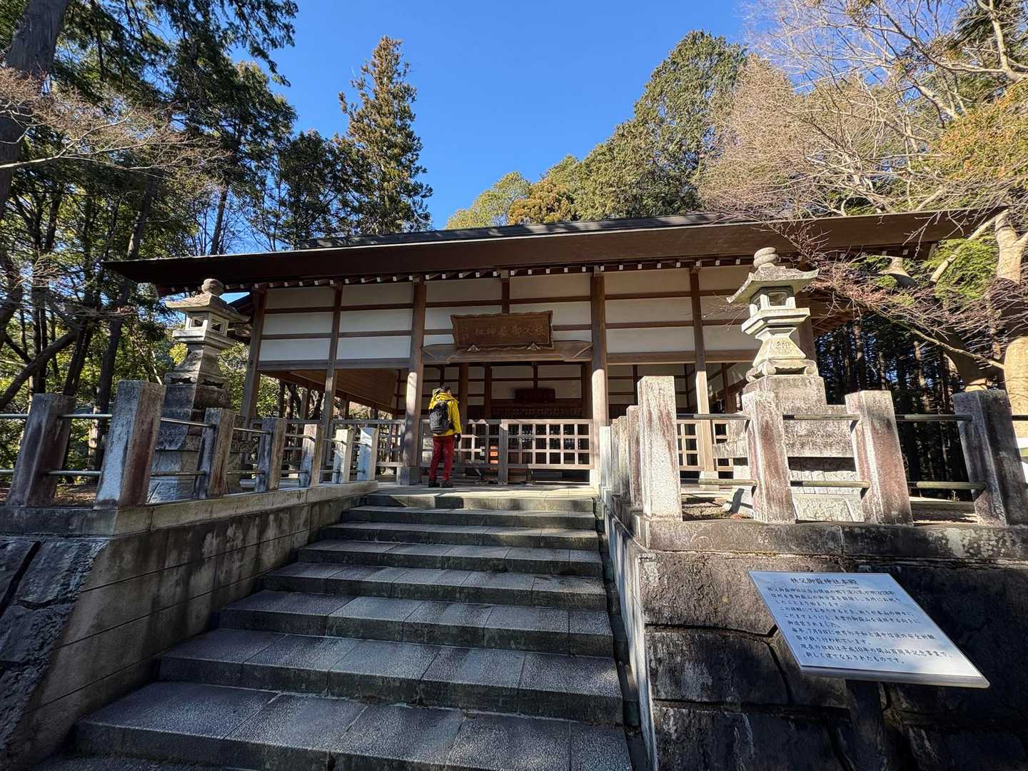 秩父御嶽神社本殿に到着　
平和を祈ります🙏

登山道は本殿右手裏から始まります