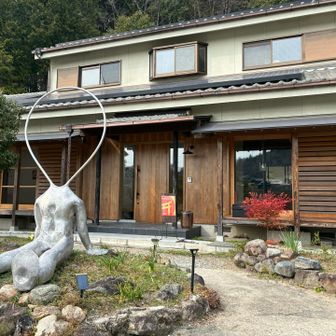 登山口の横に妙なオブジェが⁈
ギャラリーらしい。