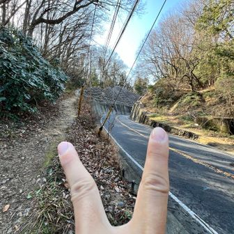 右の指から来て、左の指のほうへ進みますます。