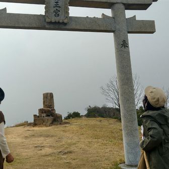 2人で必死に石を乗せてる😁
乗ってる石落としそうって言ってるけど石が届いてないよ🤣
