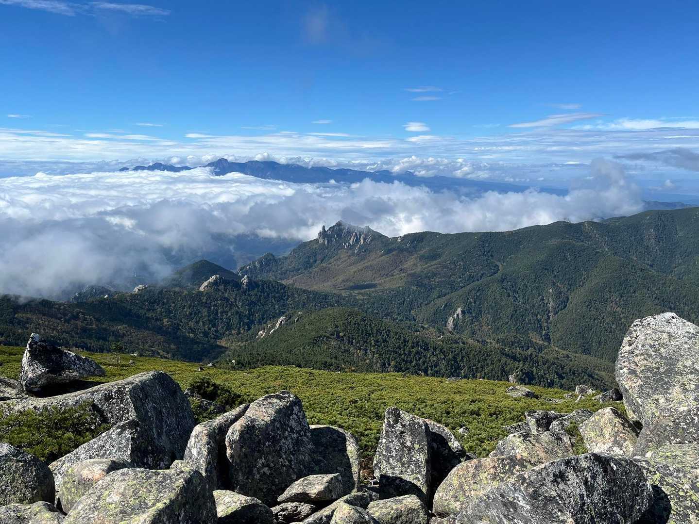 金峰山 | 神宿る巨石がそびえる奥秩父随一の霊山を、日本一高い車道峠からめざすの写真