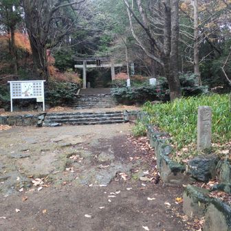 登山口の一ノ鳥居
駐車場は東側にあります
トイレもあります