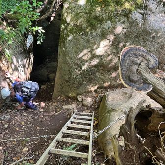 下山時に風穴に入ってみたら涼しくてびっくり！クーラーが効いてるみたいな涼しさ