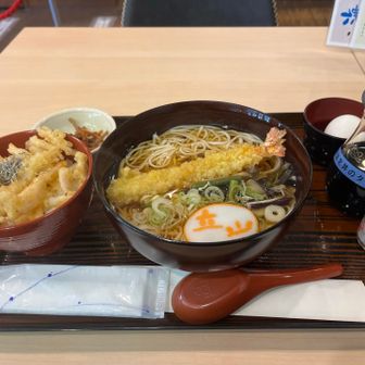 ここで一旦室堂ターミナルのレストランへ寄る
富山名物の氷見うどんと白エビ丼