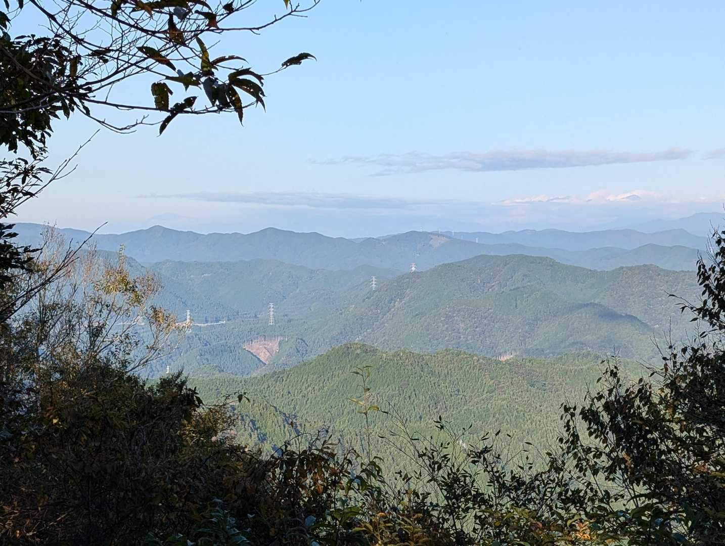 山頂から北東の眺め。

写真中央の稜線、左端の少し尖った山の奥に、南アルプスの聖岳が見えています！