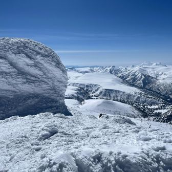 ニセ金庫岩からトムラウシ山を望む✨