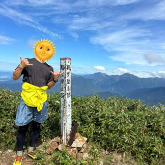 割引山 🈹🉐⛰️(1,931m) 🤙360°の眺望✨

巻機山には沢山の人がいましたが、
こちらに登る方は少ないみたい。すごく良いのに…

こちらで、岐阜県からいらしていた60歳の男性とお話し。昨日は谷川岳、明日は苗場山と『山ざんまい』されるみたいです。とても60歳には見えませんでした、素晴らしい👍アルプスの山々を色々と教えてくださいました☺️

男性曰く…
重度の『ヤマウィルス🦠』に感染されていて、効き目ある処方箋、ワクチン💉は無いとのこと☝️こりゃー難病だぁー 🤣🤣 