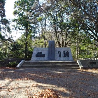 ここが神変山(じんべんやま)です。林野庁殉職者の慰霊碑に手を合わせて