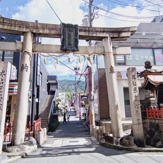 商店街を進むと瓢箪山稲荷の入口