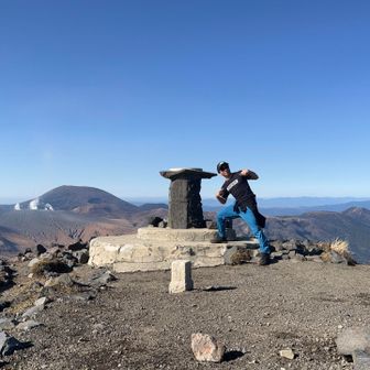 新燃岳と韓国岳バックに！
「JUST DO IT！」　けっこう好きなフレーズ
直訳「やるだけ」
自分なりの訳では、
「黙ってやれ！」　あーだこーだ言わず、
やるからには楽しむをモットーに何事も楽しんでいきたいと思います😄
