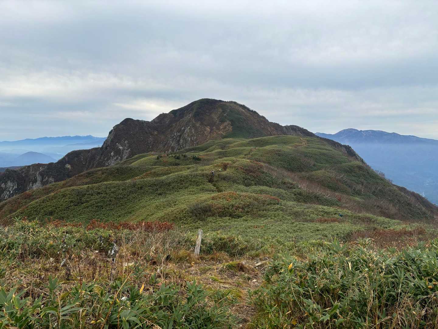 雨飾山、山頂の急登、双耳峰がわからない