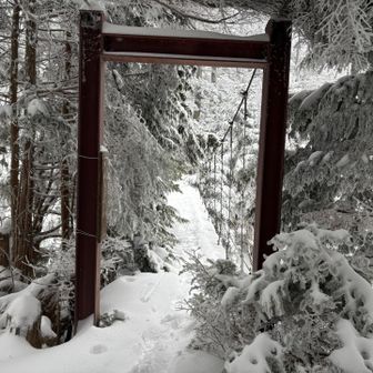 橋は雪を被っているだけで凍ってはいません
