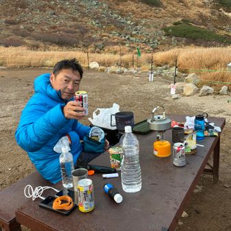 今日は今年４回目のテン泊ですが過去３回は夕食会などできる状況じゃなかったので完全防寒で宴に臨みます！🍶🍺楽しみ😊