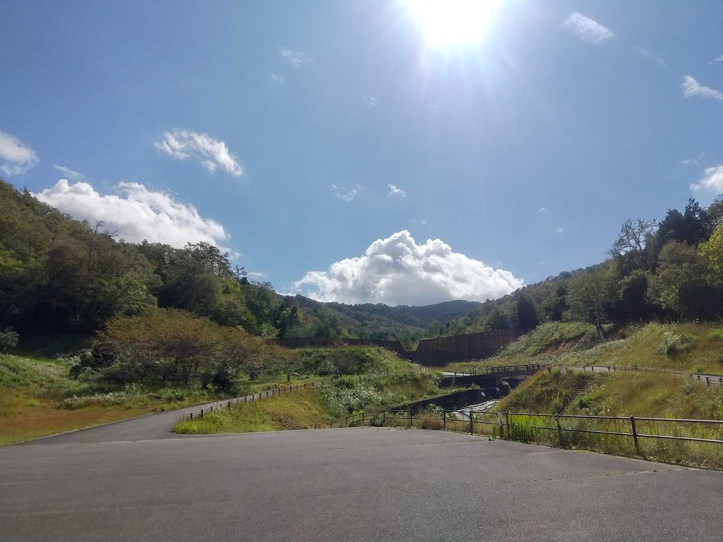 駐車場到着
朝の雨からいい天気
正面が大狩山かな？？

犬伏山へ移動