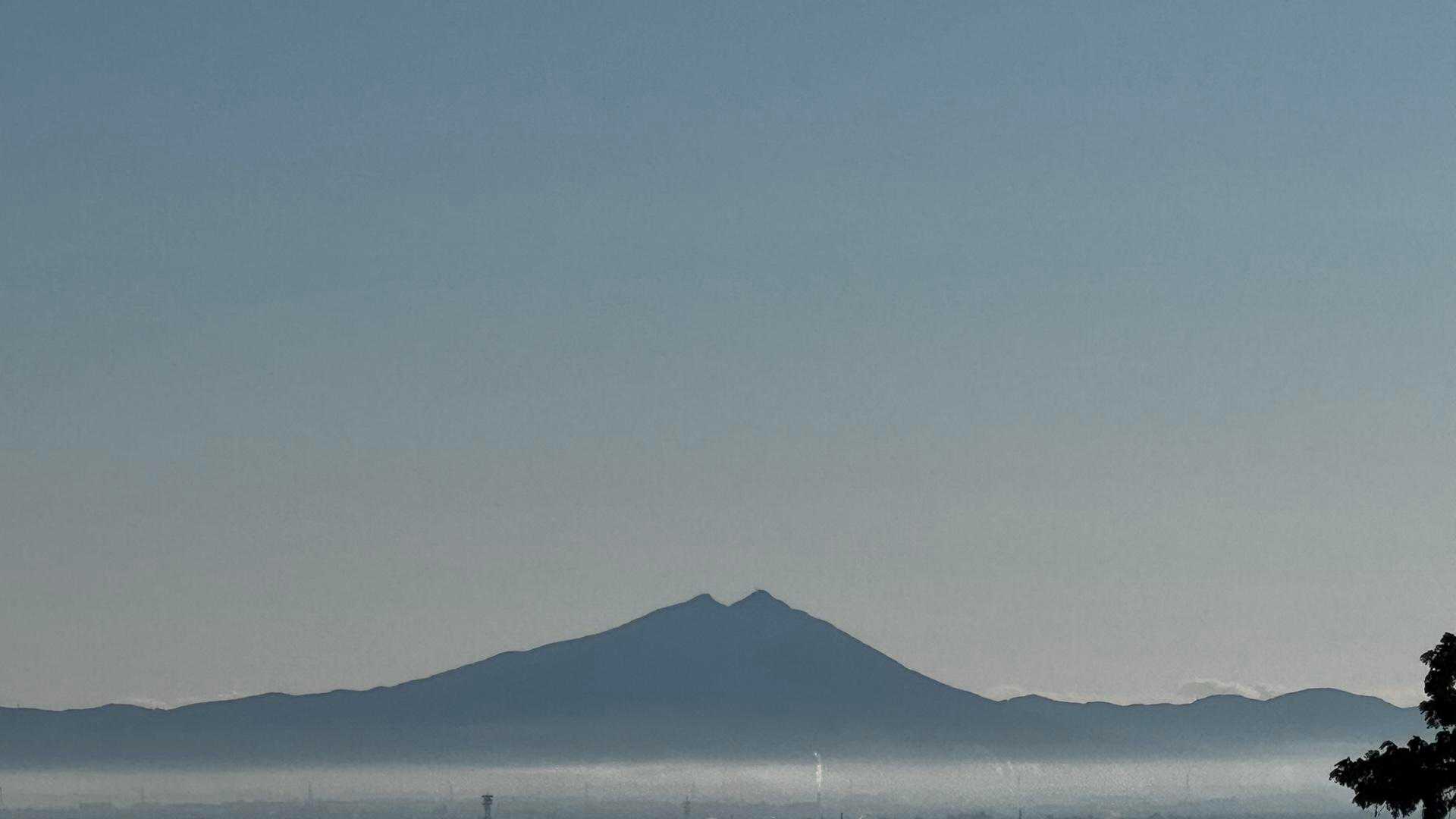 どどん！

低層の雲だか霞だかが良い。