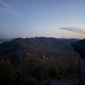 これから歩く山々が連なっております。200mから300mくらいの低山の山地です。縦に突っ切りましょう。