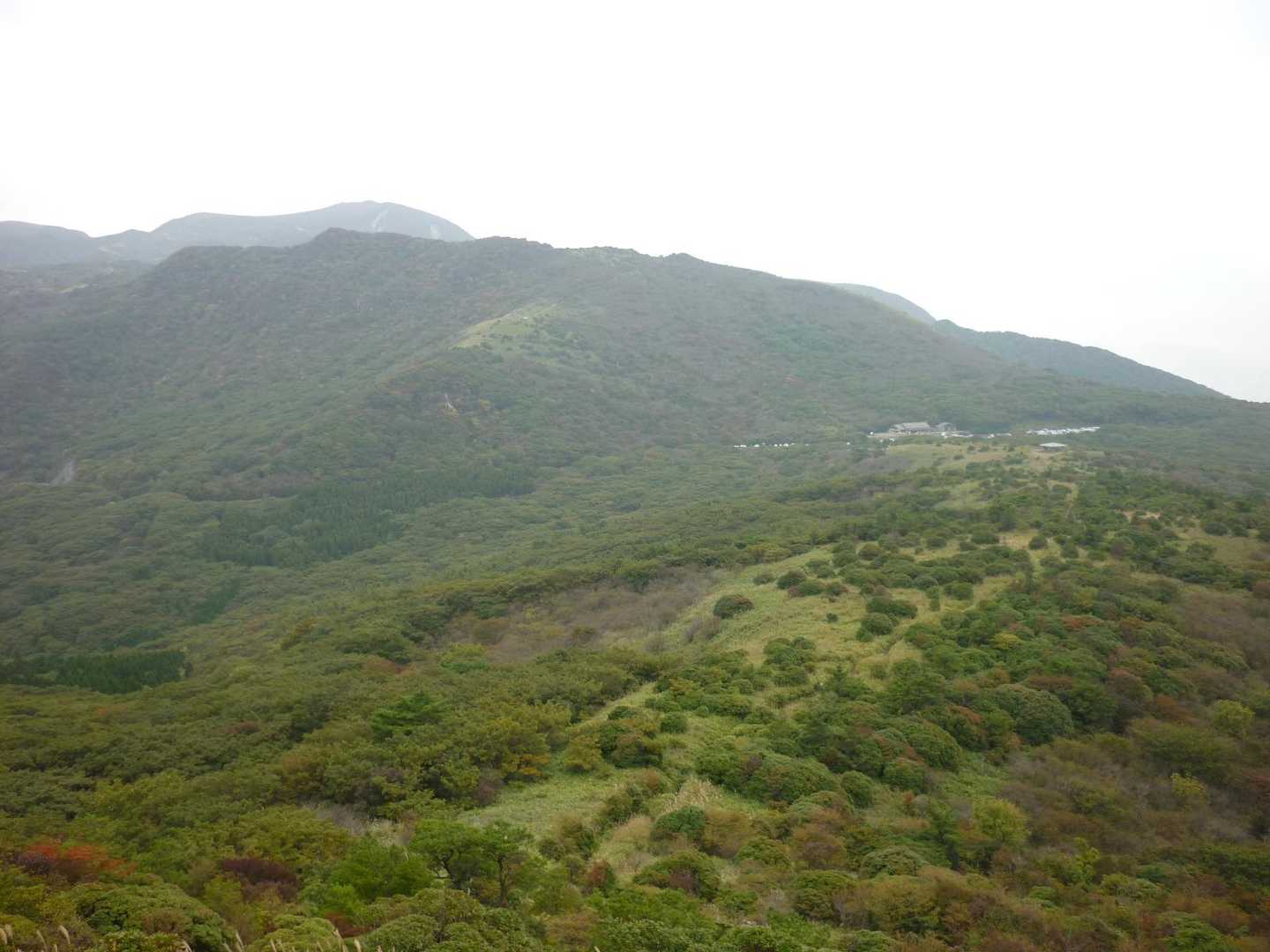 振り返る背後には、沓掛山 と 牧ノ戸峠のレストハウス