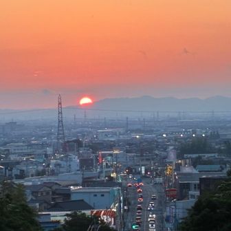 夕日だんだん沈んで行く