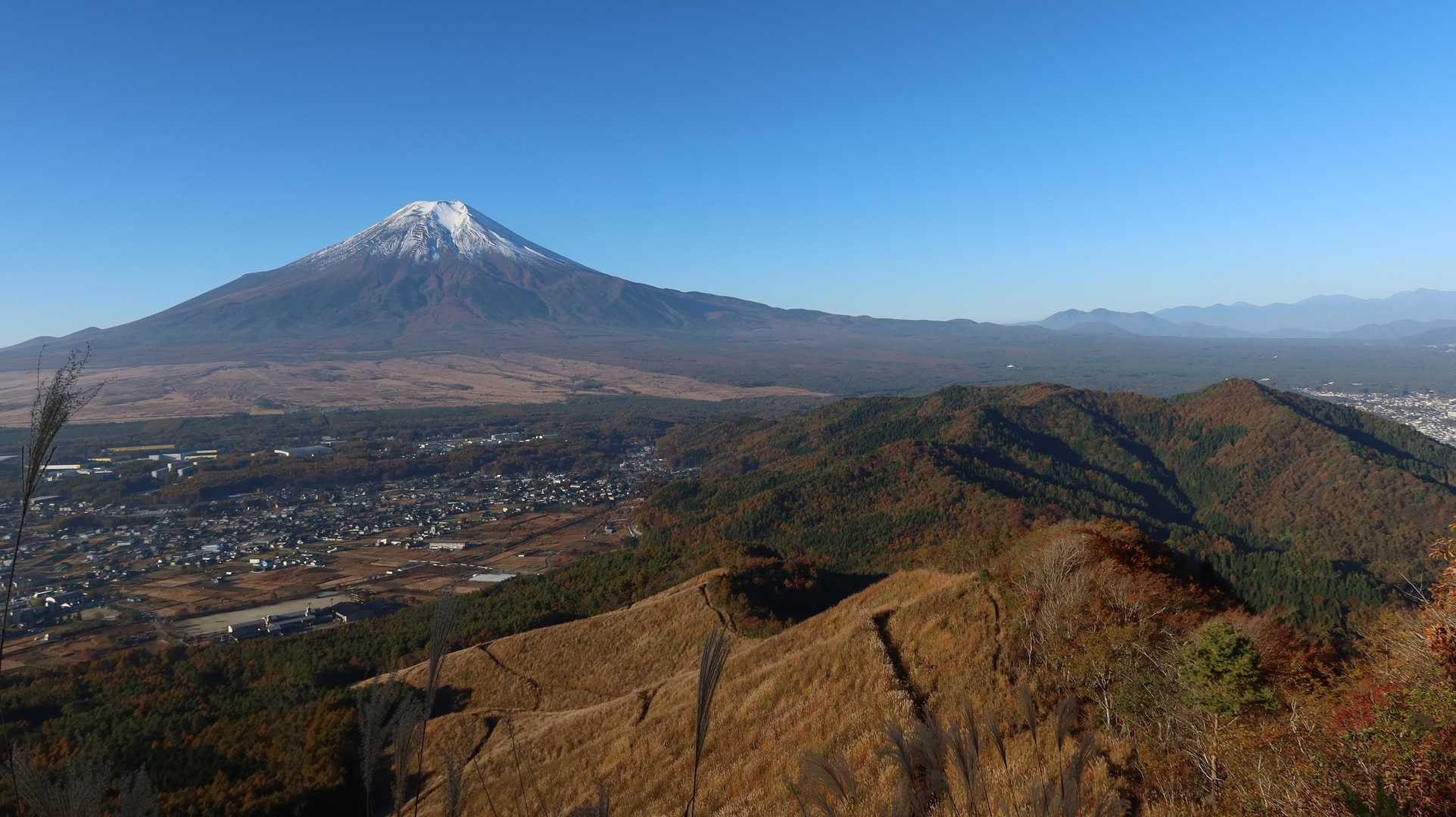 高座山までもう少し、急登の途中で歩いてきたルートを振り返ります