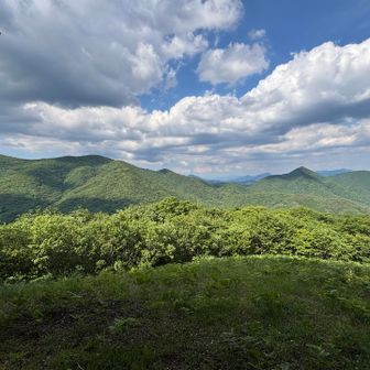 最後の展望所から登り始めの牛曳山から毛無山までの山並み。
