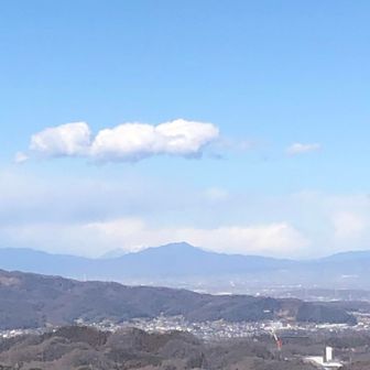 正面の奥が谷川岳